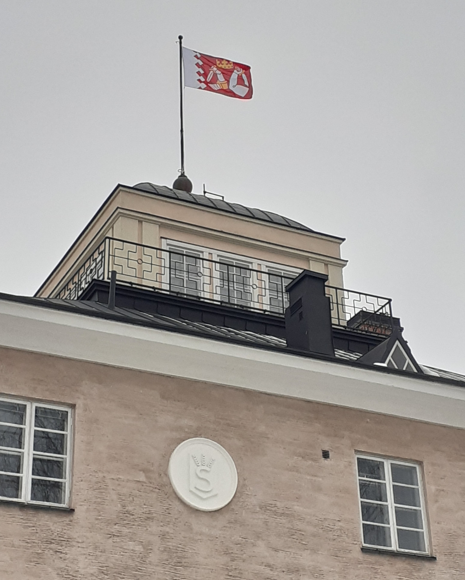 Kuvassa kivirakennus, jonka tornissa liehuu Pohjois-Karjalan maakuntalippu. Rakennuksen seinässä on Suojeluskunnan tunnus.