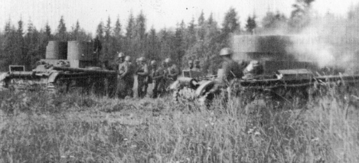 6.8. ev Laurilan ja 19.D:n komentajan ev Hannukselan välit olivat tulehtuneet siihen pisteeseen, että armeijakunnan komentaja kenrmaj Hägglund siirsi ev Laurilan JR22:n komentajaksi. JR16:n saaman lyhyen levon jälkeen komentajaksi tuli ev Merikallio. Tämän suunnan taistelut kokonaisuudessaan päättyivät Rautalahteen Sortavalan länsipuoliselle rannikolle muodostuneeseen suureen mottiin, josta neuvostojoukot onnistuivat 29.8. mennessä evakuoimaan suurimman osan miehistään. Raskas kalusto jäi suomalaisten sotasaaliiksi. JR16 siirtyi reserviksi Karjalan Kannaksen pohjoisosaan ja sieltä edelleen Kivennavalle tekemään linnoitustöitä ja korsuja lähestyvän talven varalle. Lokakuu kului levossa ja maataloustöissä, jonka jälkeen alkoivat miehistön järjestelyt ikäluokkien mukaan ja koko vanhemman ikäluokan kotiuttaminen. Suuri osa JR16:n ähtäriläisistä siirtyi muutosten myötä JR58:aan. Nuorennusleikkauksen jälkeinen JR58 (1908 ja vanhemmat ikäluokat kotiutettiin, tilalle 1922 syntyneitä) asettui asemasotavaiheeseen Rajajoelle. Rykmentin asemissa tehtiin lujasti työtä: taisteluhaudat vahvistettiin, katettuja pesäkkeitä rakennettiin, yhteyshautoja tukikohtien välille kaivettiin ja alavammille paikoille rakennettiin valtavia rintasuojia asemissa liikkuvien miesten suojaksi. Muutamien vihollispartioita ja -osastoja vastaan käytyjen kahakoiden lisäksi vuoden 1942 loppuun mennessä sotatoimimerkintöjä tuli vain yliloikkareista ja vankien saamisista. Myös alkuvuosi 1943 oli vihollisen puolesta rauhallista. Omat joukot keskittyivät satunnaisen partiotoiminnan lisäksi omien asemien parantelemiseen ja parempien asuinkorsujen rakentamiseen. Virkistystä ja vaihtelua saatiin myös musisoinnista (rykmentissä oli kuoroja, orkestereita ja jopa oma torvisoittokunta) sekä urheilusta (JR58 voitti Kannaksen pesäpallomestaruuden kesinä 1942 ja 1943). Marraskuussa 1943 rykmentti siirtyi etulinjasta kenttävarustustöihin VT-linjalle. Alkuvuonna 1944 JR58:n päätehtävänä oli varmistaa ja olla valmiina vastaiskuihin Lempaalan-Lappalaisenmäen-Sirkiänsaaren ja Laatokan välillä. Toukokuun puolivälissä alkoi siirtyminen jälleen etulinjaan Rajajoen lohkolle, jossa vihollisen tykistö- ja krh-tuli oli erityisen vilkasta, jopa 2500 kranaattia päivässä. Tappioiltakaan ei tällaisen tulen alla voitu välttyä. Vihollisen todettiin suorittavan varustelutöitä ja yrittävän työntää linjojaan lähemmäs suomalaislinjoja. 7. ja 8.6.44 vastapuoli oli erittäin aktiivinen ja ampui kiivaasti rykmentin lohkolle. Kaikki oli valmista suurhyökkäykseen. 9.6.44 klo 6 puhkesi rajumyrsky, joka aloitti uuden vaiheen JR58:n – ja koko sodan – historiassa. Ankara tulitus, johon osallistuivat kaikki vastapuolen aseet raskaimmista keveimpiin, alkoi yhtäkkiä rykmentin asemia vastaan. Suuret lentokonemuodostelmat yhtyivät taisteluun pommittaen asemia aalto aallon jälkeen. Pesäkkeet, taisteluhaudat, tulenjohtopaikat ja korsut alkoivat sortua. Vihollisen jalkaväki liikehti etumaastossa, mutta rykmentin oma tykistö-, krh- ja jv-tuli esti kuitenkin enemmät etenemisyritykset. Kesäkuun 9. päivän iltana oli JR58:n etulinja kokonaan omassa hallinnassa. Rykmentin molemmin puolin, Rannikkolohkolla ja Valkeasaaressa, oli vihollisen onnistunut tunkeutua suomalaisasemiin. II/JR58 sai käskyn yhdessä ErP20:n kanssa lyödä vihollinen pois murtokohdasta. 10.6. klo 0.30 alkanut vastaisku ei onnistunut. 10.6. klo 5 alkoi vihollisen valtava tykistökeskitys ja ilmapommitus. Neljän tunnin helvetillinen tulimyrsky jauhoi pesäkkeet, taisteluhaudat ja korsut tomuksi. Klo 7.30 tuli ilmoitus, että vihollinen on päässyt läpimurtoon JR1:n lohkolla. Saarrostusuhan alla alkoi vetäytyminen Tulokkaan ja Kuokkalan kautta Kellomäelle. Rykmentin lähes kaikki raskaampi kalusto menetettiin. Muutamia vihollisen panssarivaunuja pääsi viivytysasemista läpi, mutta niitä seuraava jalkaväki saatiin pysäytetyksi. Aamulla 11.6. vihollinen aloitti kiivaat hyökkäykset Terijoen ja Kauhijärven suunnilla. JR58 vetäytyi saamansa käskyn mukaan VT-linjan läpi ja pääsi kolme päivää jatkuneiden taistelujen jälkeen Vammeljärven maastoon kolmen vuorokauden lepoon. Illalla 14.6. JR58 oli jälleen taistelussa vihollisen murtauduttua VT-linjan läpi. Ankarat taistelut raivosivat koko illan ja yön sekä päivän 15.6. ja vielä seuraavankin yön. Puolilta päivin 16.6. alkoi jälleen vihollisen ankara keskitys rykmentin asemiin ja kohta sen jälkeen voimakas jalkaväki- ja panssarivaunuhyökkäys useissa kohdissa. Paikoin asemiin murtautunut vihollinen lyötiin takaisin suuria tappioita kärsineenä. Seuraavien päivien aikana rykmentti vetäytyi viivyttäen ja läpipyrkiviä panssareita pst-tykein ja miinoin tuhoten kohti Viipuria. Varhain aamulla 20.6. marssi JR58 kranaattien räjähdellessä Karjalan pääkaupungin halki ja ohi. Raskas vetäytymisvaihe oli rykmentin osalta päättynyt. Lähteet: Ähtärin sotaveteraanimatrikkeli 1992. Suomen Rintamamiehet 1939-45. Osa 19.Div./19.Pr.