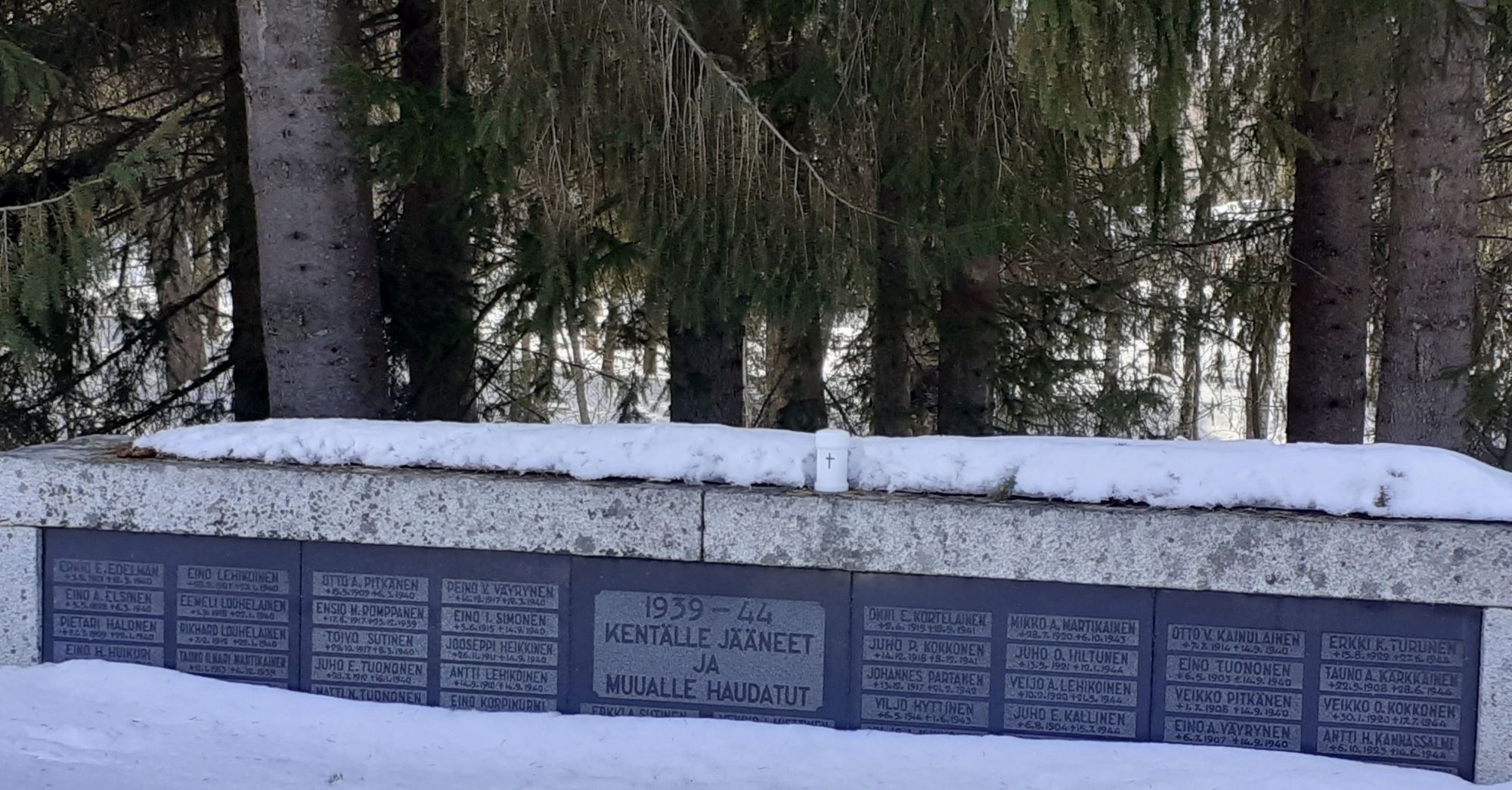 Kuvassa hautamuistomerkki.