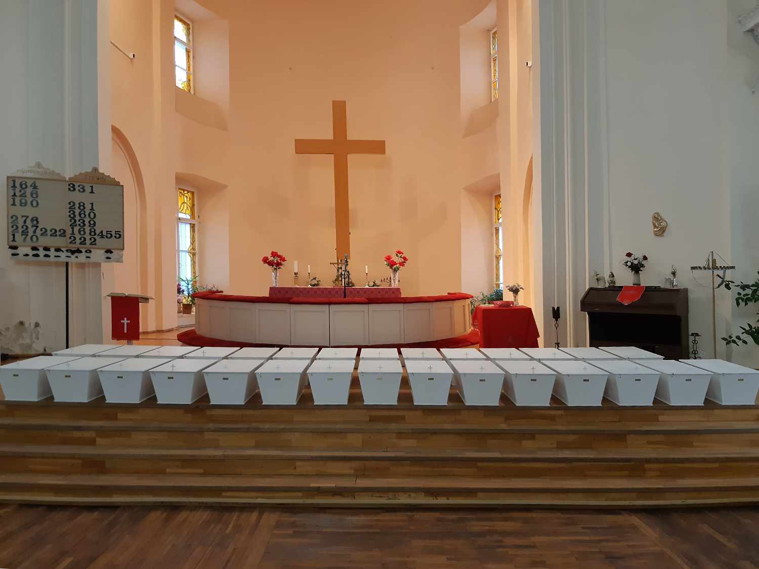 Sankarivainajien 29 arkkua valmiina kirkon alttaritasanteella (Kuva Pertti Suominen)