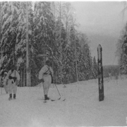 Mustavalkoisessa kuvassa lumipukuisia sotilaita