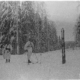 Mustavalkoisessa kuvassa lumipukuisia sotilaita