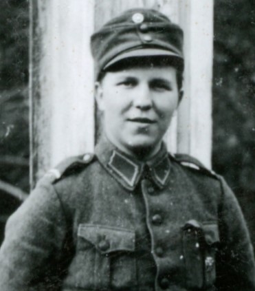 Mustavalkoisessa kuvassa suomalainen sotilas.