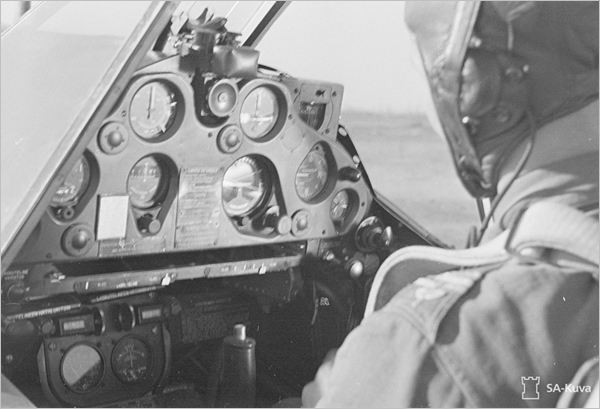 BW-hävittäjäkoneen ohjaamon mittaritaulu. Toukokuun lopulla aloitetut ilmakuvaukset paljastivat hyökkäykseen selvästi viittaavia merkkejä.