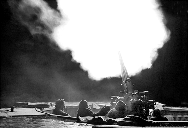 Helsingin ilmatorjunta osoittautui suurpommitusten aikaan erinomaiseksi. Kuvassa Taivaskallion torjuntasektorin 75 ItK/27 -ilmatorjuntakanuunan sulkutulta (kuva: SA-kuva)