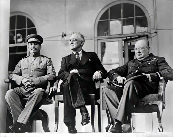 Marras-joulukuun vaihteessa 1943 käyty Teheranin konferenssissa Stalin sai käytännössä vapaat kädet suunnitelmilleen