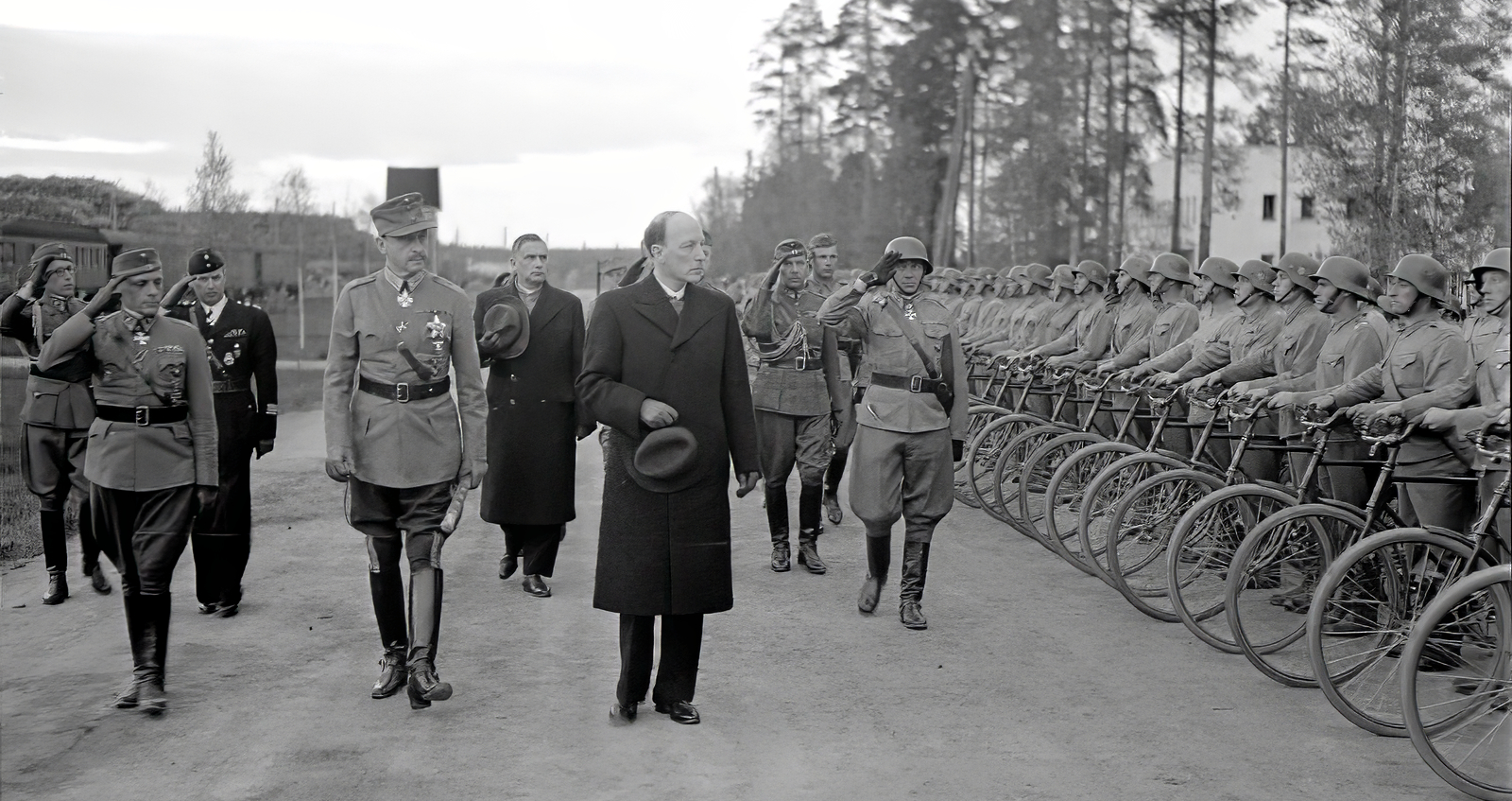 SA-kuva: Gustaf Mannerheim ja tasavallan presidentti Risto Ryti tarkastavat joukkoja sodan ajan viimeisenä Suomen marsalkan syntymäpäivänä Ensossa 1944
