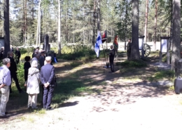 Kuvassa ihmisiä muistomerkkien läheisyydessä.