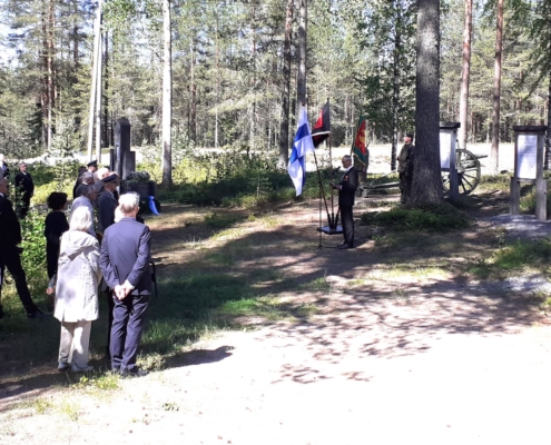 Kuvassa ihmisiä muistomerkkien läheisyydessä.