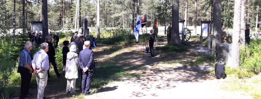 Kuvassa ihmisiä muistomerkkien läheisyydessä.