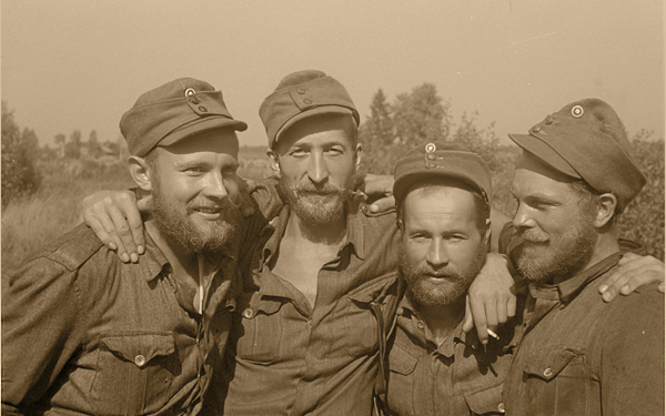 Tykkimiehet ovat Vuosalmella kasvattaneet partaansa lomavuoroaan odotellessa (kuva: SA-kuva)
