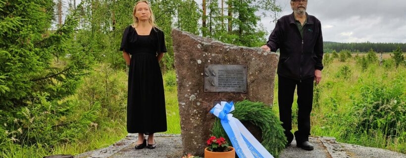 Helena Pirttisaari-Sundström ja Ossi Mönkäre kertoivat Immolan pommituksesta Kuhlmey-muistokivellä. Kuva Risto Pajari