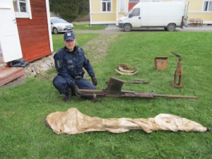 Vanhempi konstaapeli Juha Korkiavuori ja Halilan riihestä nostettu panssarintorjuntakivääri vuonna 2014. Kuva: Poliisi.