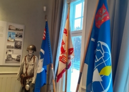 Kuvassa veteraanijärjestöjen lippuja.