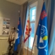Kuvassa veteraanijärjestöjen lippuja.