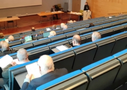 Kuvassa kokousväkeä auditoriossa.