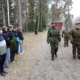 Kuvassa kunniavartio saapuu sankarihautausmaalle yleisön seuratessa.