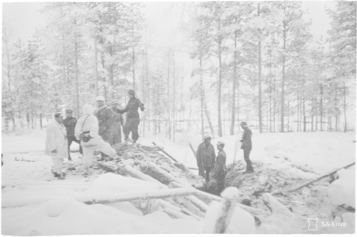 Mustavalkoisessa kuvassa sotilaat rakentamassa hyökkäysvaunuestettä talvella.