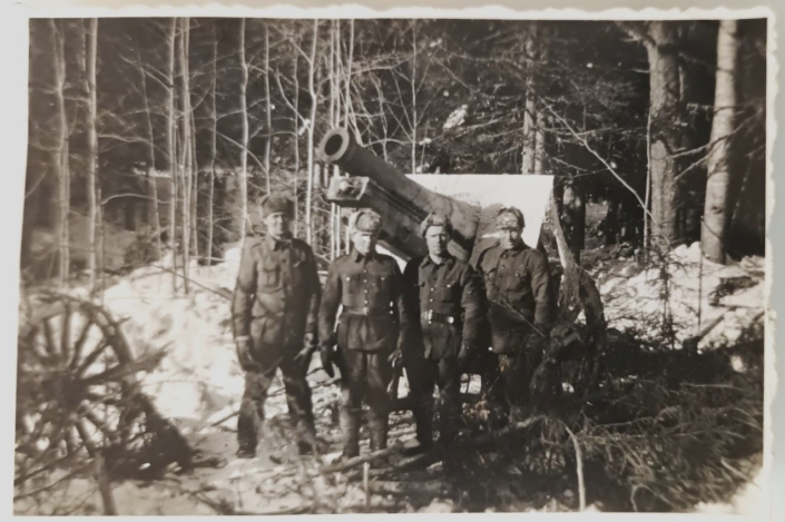 Kuvassa sotilaita tykin edustalla.