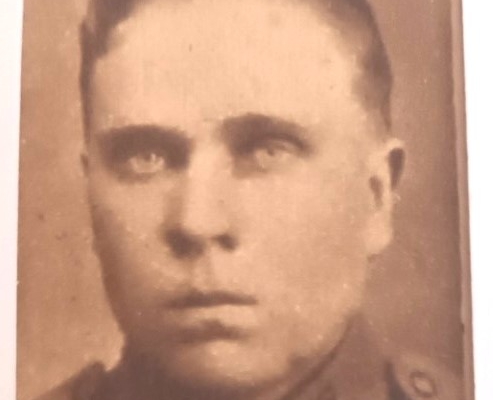 Kasvokuva sotilaasta.