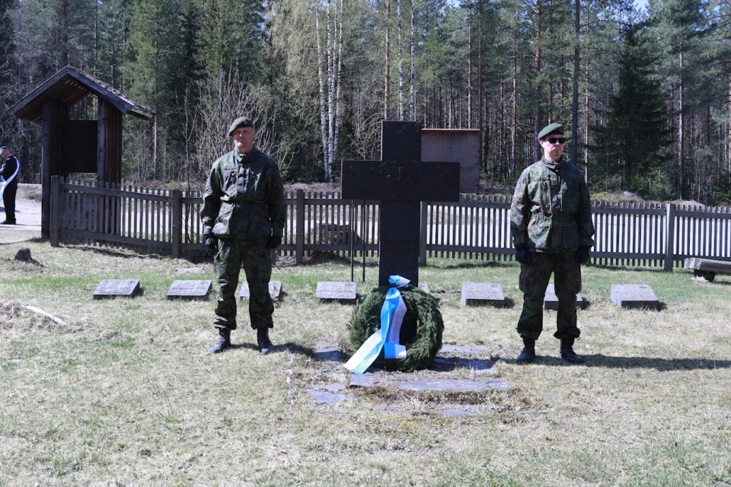 Kuvassa kunniavartio ja seppele sankarihaudalla.