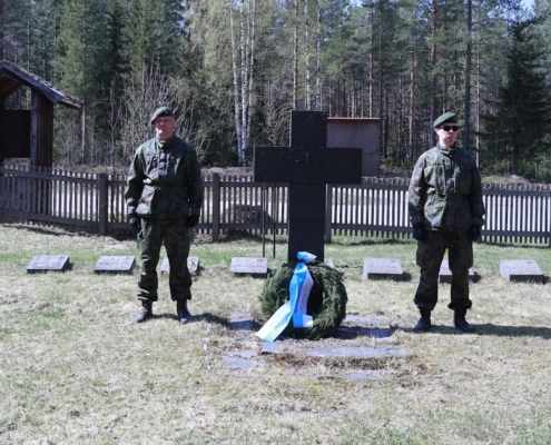 Kuvassa kunniavartio ja seppele sankarihaudalla.