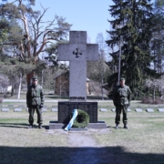 Kuvassa kunniavartio ja seppele Sankarihaudalla.