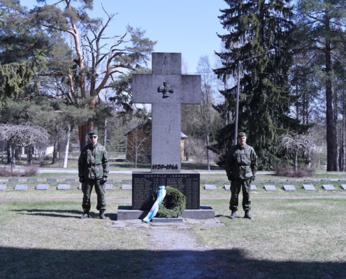 Kuvassa kunniavartio ja seppele Sankarihaudalla.