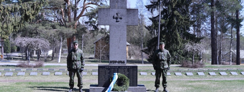 Kuvassa kunniavartio ja seppele Sankarihaudalla.