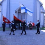 Kuvassa lippulinna kirkon edustalla.