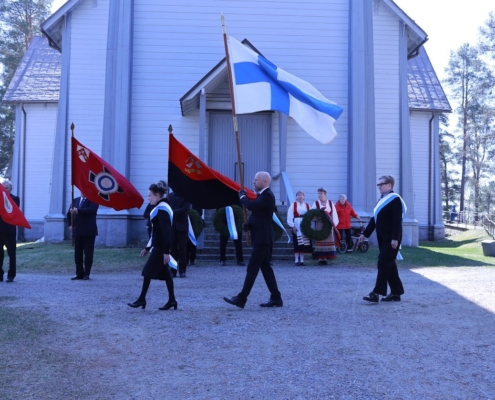 Kuvassa lippulinna kirkon edustalla.