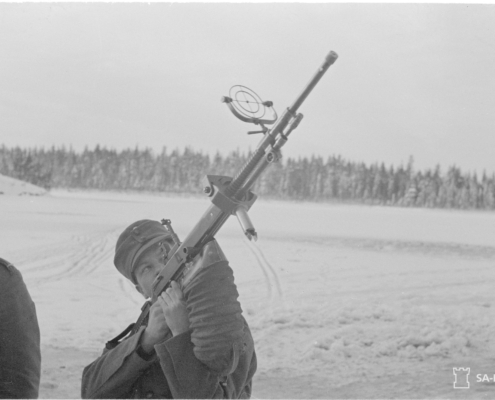 Kuvassa sotilas ilmatorjuntapikakiväärin kanssa.