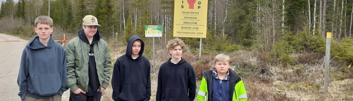 Oppilaita rajavyöhykepuomin edustalla.