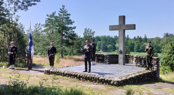 Tilaisuuden kauniina huipentumana kenttäpiispa Pekka Airaksinen siunasi sankarivainajat haudan lepoon