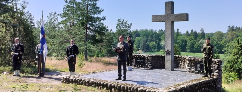 Tilaisuuden kauniina huipentumana kenttäpiispa Pekka Airaksinen siunasi sankarivainajat haudan lepoon