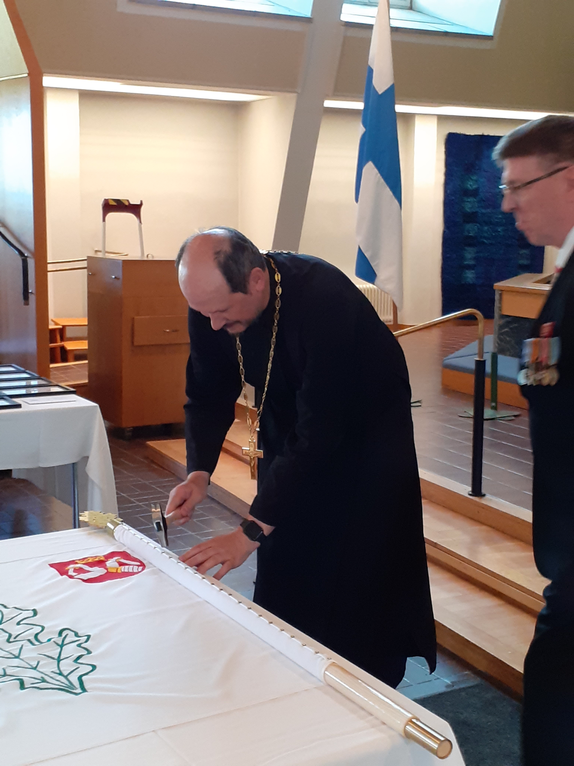 Kuvassa mieshenkilö lipun äärellä.