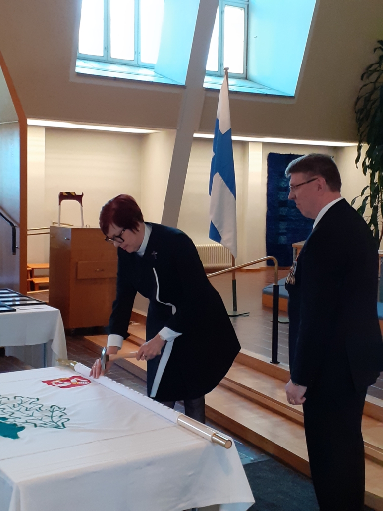 kuvassa nainen ja mies lipun äärellä.
