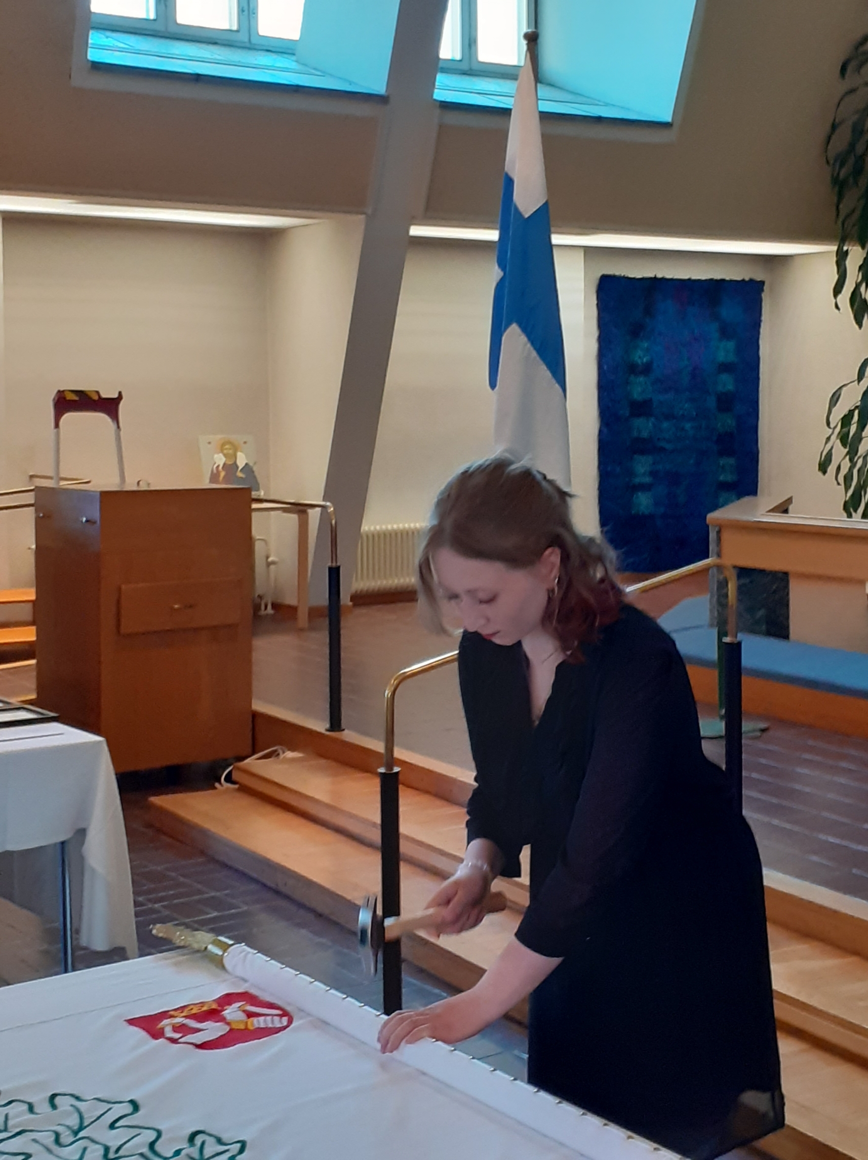 kuvassa naishenkilö lipun äärellä.