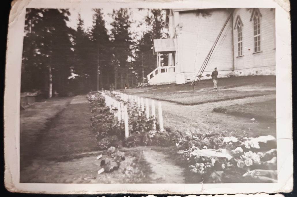 Mustavalkoisessa kuvassa sankarihautojen valkoisia ristejä.