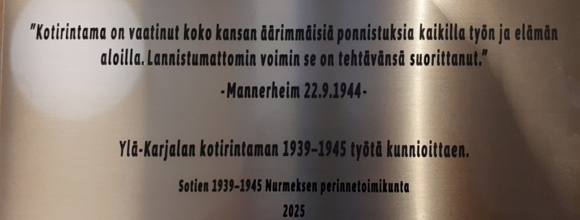 Kuvassa muistolaatta.