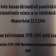 Kuvassa muistolaatta.