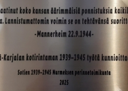 Kuvassa muistolaatta.