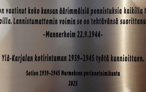 Kuvassa muistolaatta.
