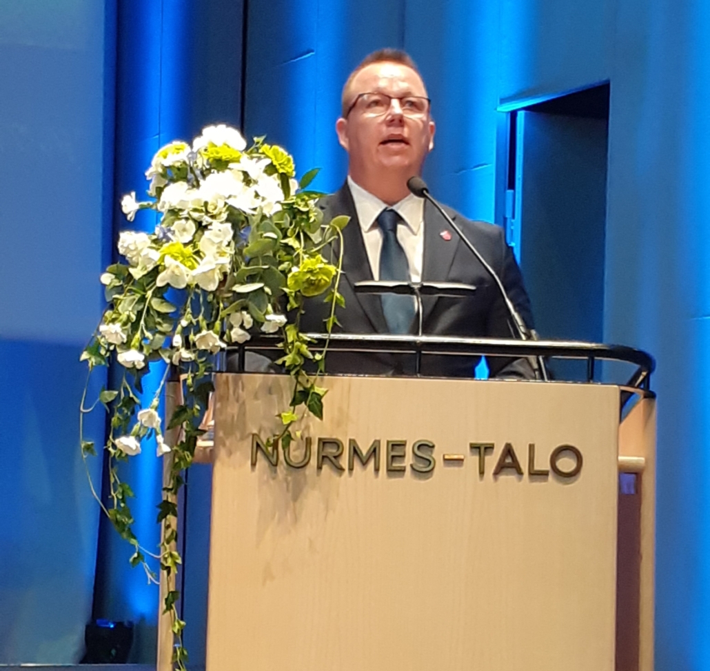 Kuvassa mieshenkilö puhujanpöntössä.