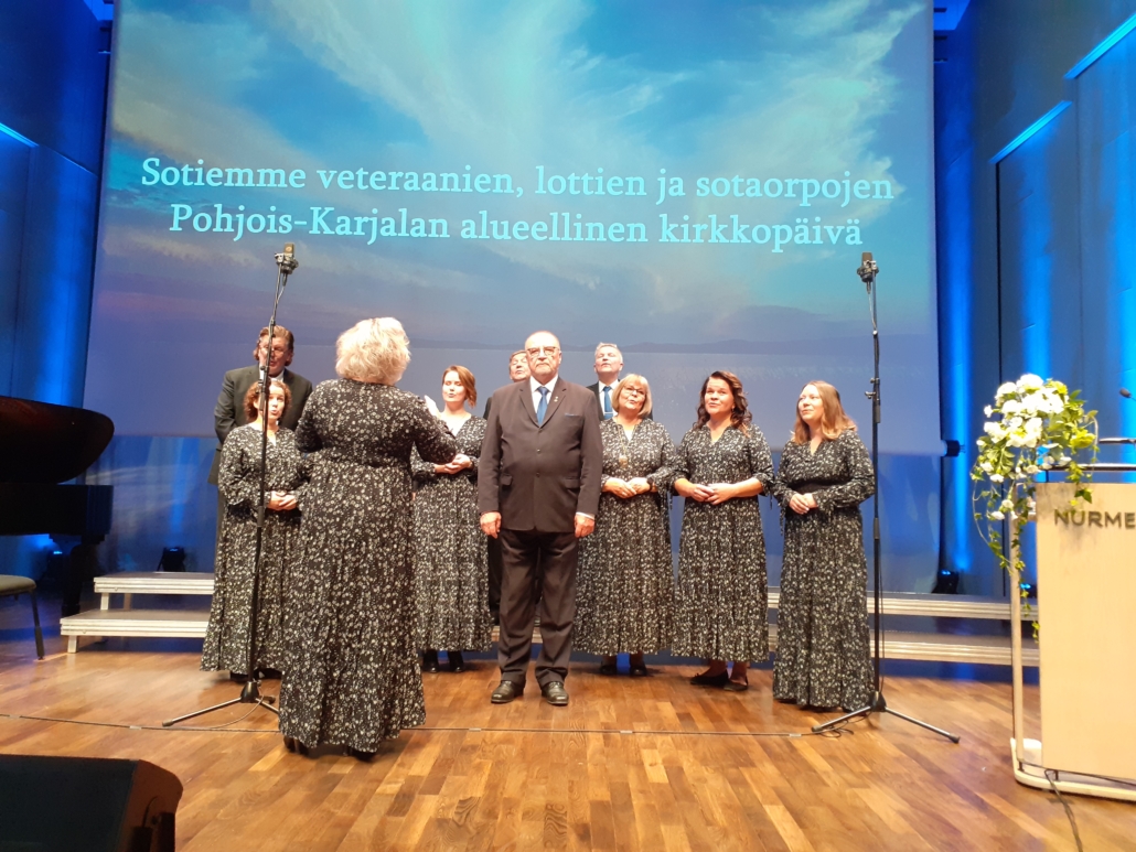 Kuvassa lauluyhtye esiintymässä.