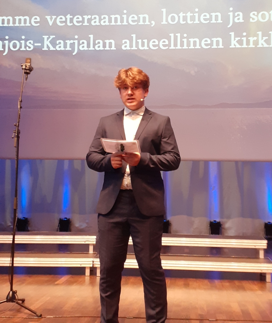 Kuvassa juhlan juontaja.