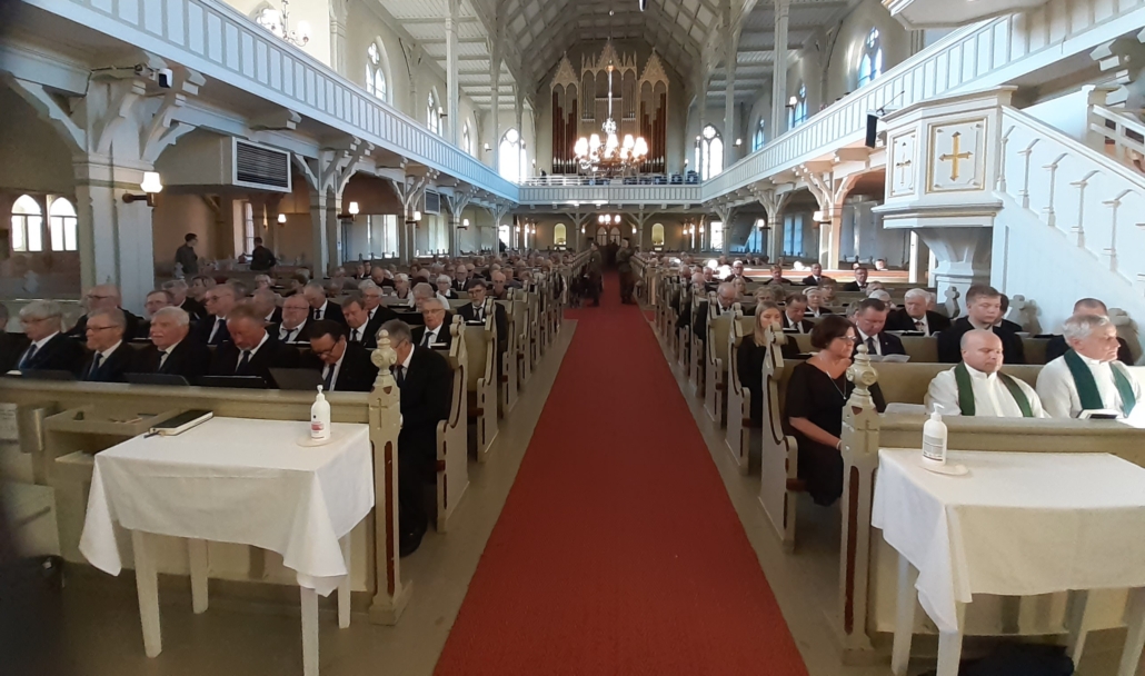 Kuvassa ihmisiä kirkossa.