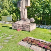 Kuvassa sankarihautausmaan patsas.