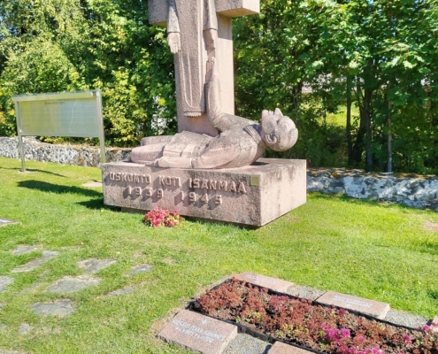 Kuvassa sankarihautausmaan patsas.