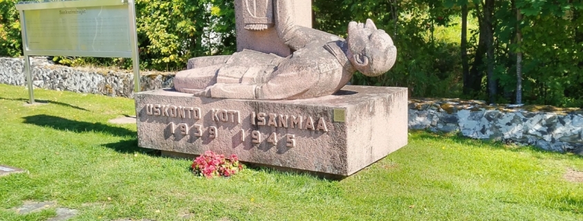 Kuvassa sankarihautausmaan patsas.